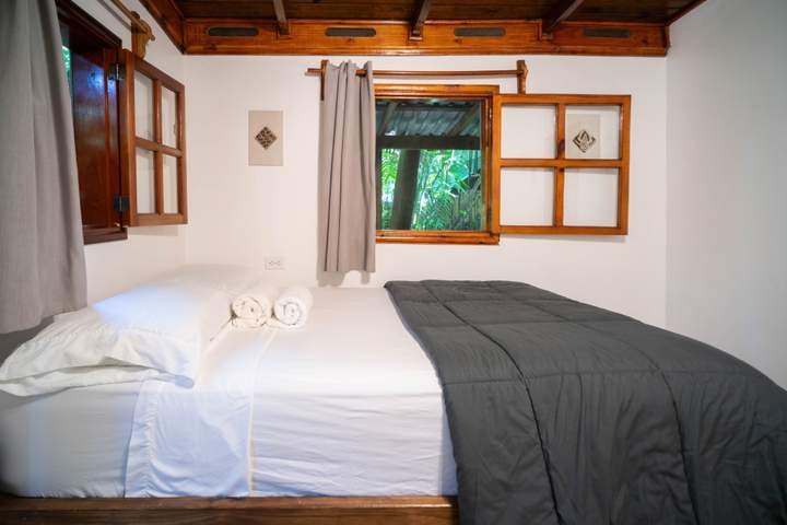 Double Bed w/ Private Bath — H5