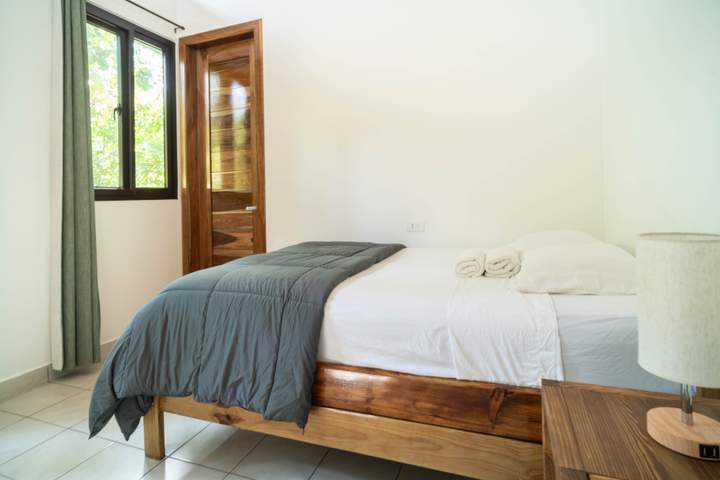 Double Bed w/ Private Bath — H9