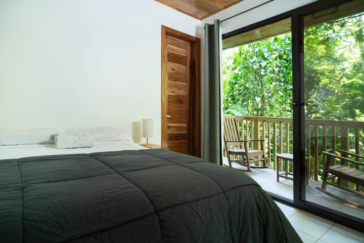 Double Bed w/ Private Bath — H10